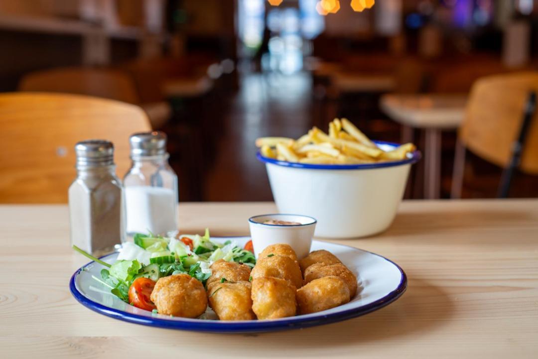 Hampton Hotel & Restaurant Ландриндод Уелс Екстериор снимка